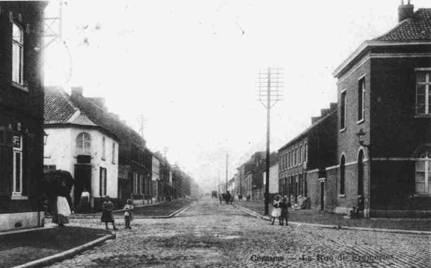 Cuesmes : Le carrefour de la Grand-Place en 1908. Au coin  gauche, le caf Lepoint dit "Macabite".