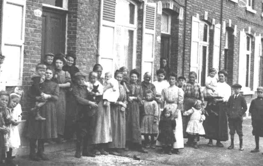 Cuesmes : Rue Jean Jaures. En son milieu le moulin fut encadr de maisons.