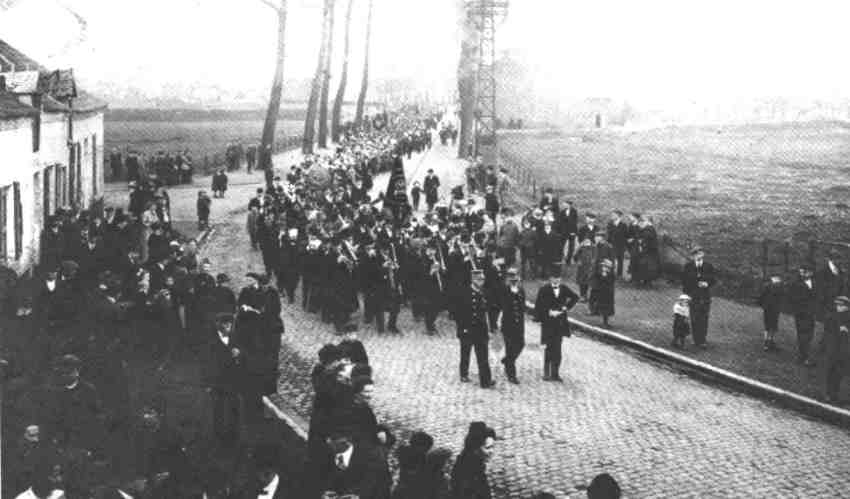 Cuesmes : Arrive au coin de la Poire d'or, de la tte du cortge de funrailles de Pierre Joseph Delsaut echevin arrt en 1915 avec Joseph Lagay et fusill pour espionnage.