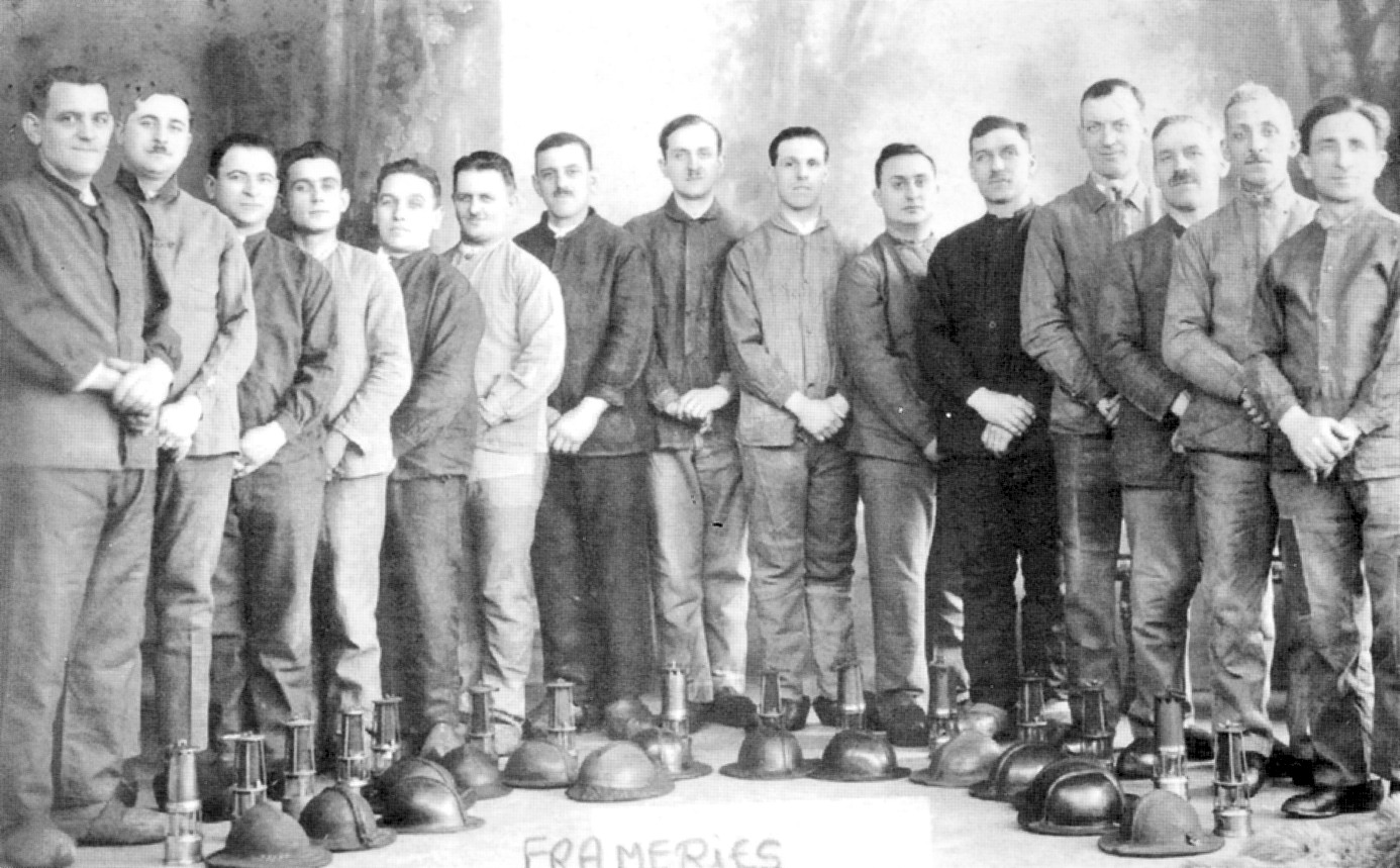 Frameries : personnel de matrise dans un charbonnage de Frameries en 1936.