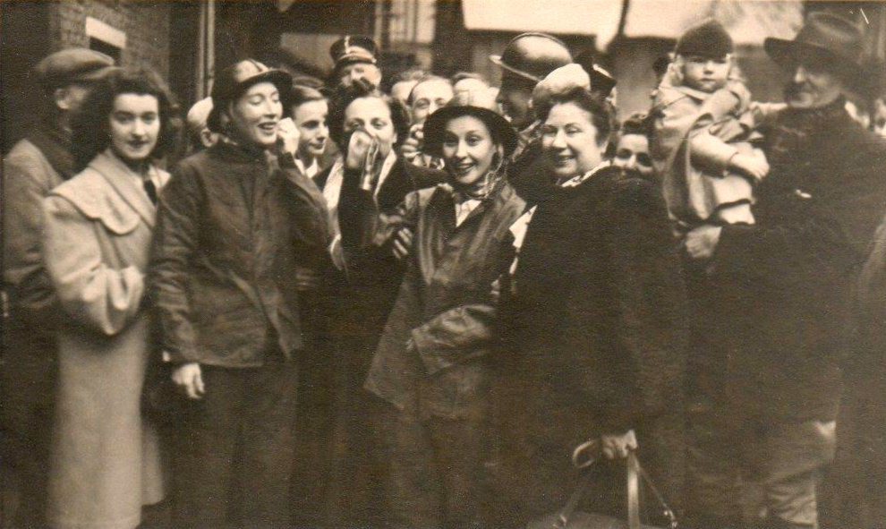 Hornu : Visite du chanteur Luis MARIANO dbut 1949  l'occasion de la sortie de son film "La belle de Cadix" au cinma "Le Capitol". La soeur de Luis MARIANO se trouve au milieu du groupe.