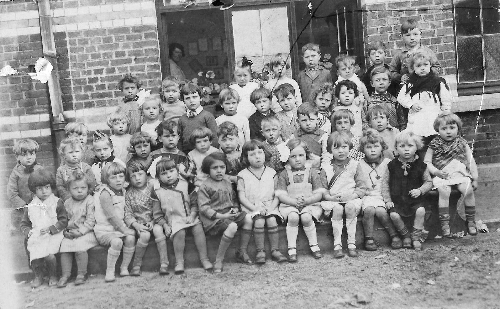 Hornu : Ecole primaire (on apercoit Jean Rombaux au bout du trait de crayon).