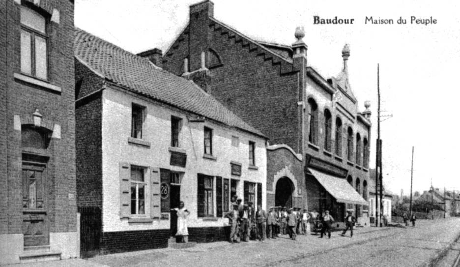 Baudour : un peu plus loins dans la mme artre, appele rue de Saint-Ghislain en 1910 et actuellement rue du Parc, la ligne vicinale non lectrifie tourne  gauche pour se diriger vers Lens-Bauffe. La premire facade  gauche est celle de l'imprimerie Emile Coustris (diteur de cette carte postale), qui deviendra plus tard la pharmacie Monnier.