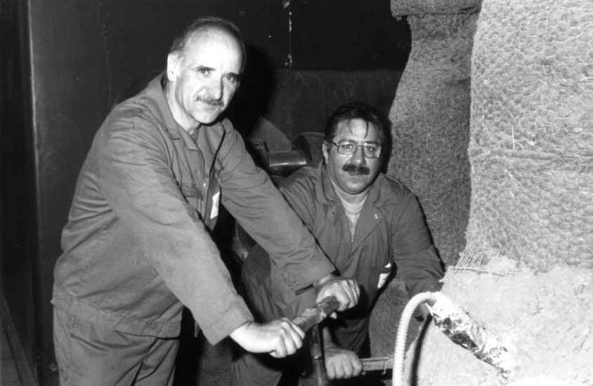 De gauche  droite : Jacques BUDZINSKI et Jean-Marie LAURENT prs de la turbine  vapeur