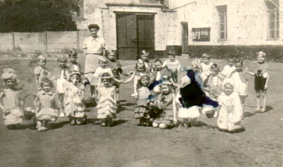 Baudour : 1943 cole de Baudour-Centre en 1943. Classe maternelle de Madame CAUCHIE,  ce moment pouse de M. Marius GILLOT, secrtaire communal. Actuellement Restaurant le Faitout.