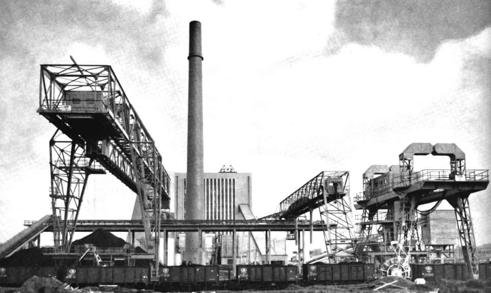 Baudour : Parc  charbon la centrale thermique classique (vers 1960). Elle fut remplace par une centrale TGV en 1999 et dmolie en 2000.