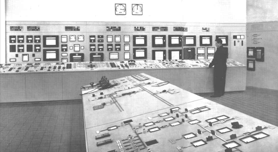 Baudour :Salle de conduite de la centrale thermique classique (vers 1960). La personne au pupitre est l'ancien contrematre Paul Georges