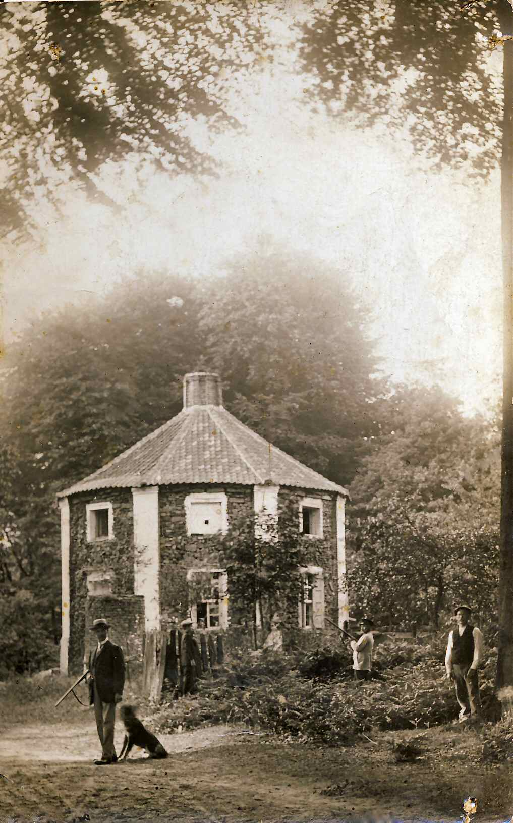 Baudour : La maison octogonale avec Antoine et son chien.