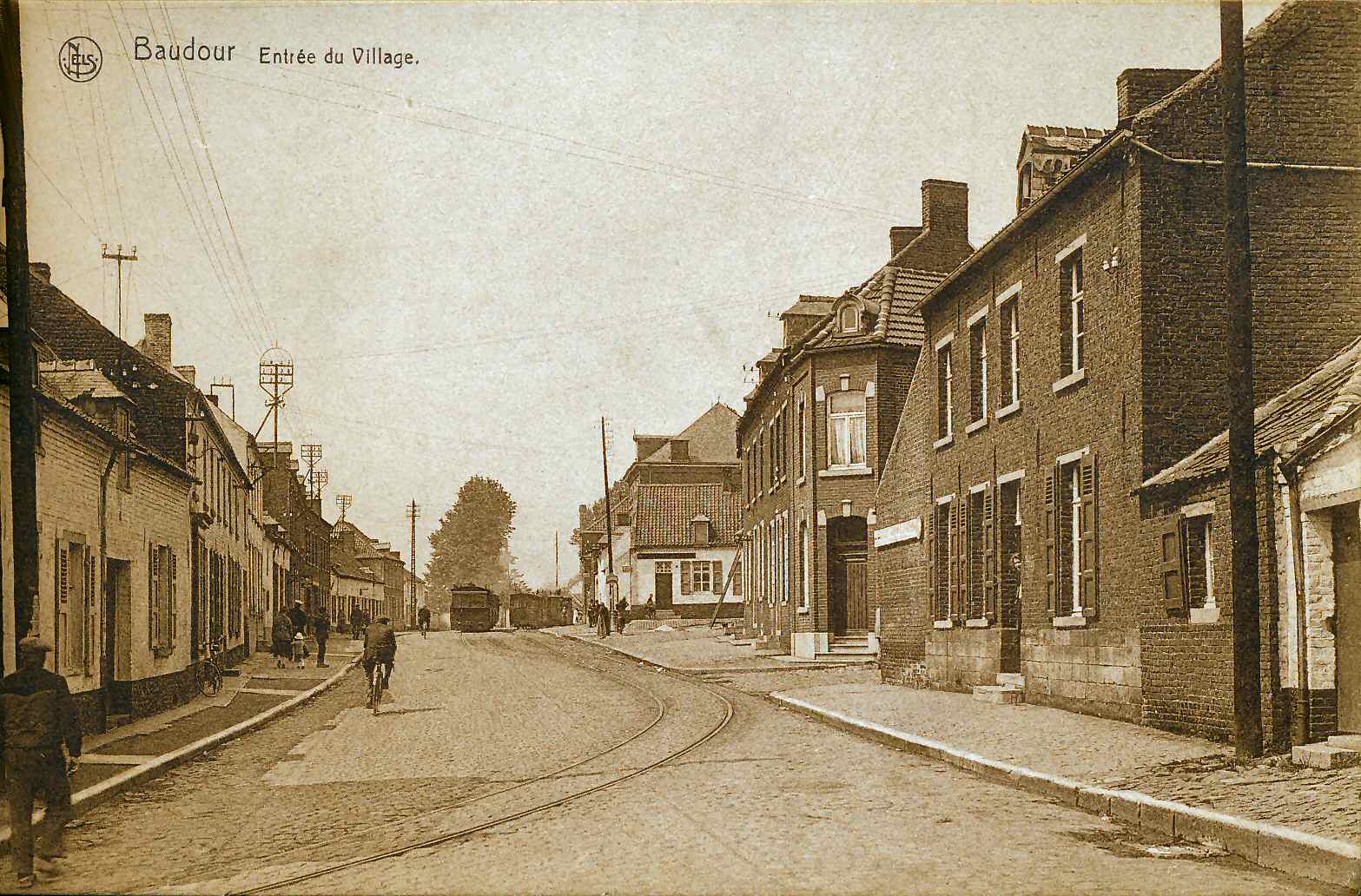 Baudour : Entre du village.