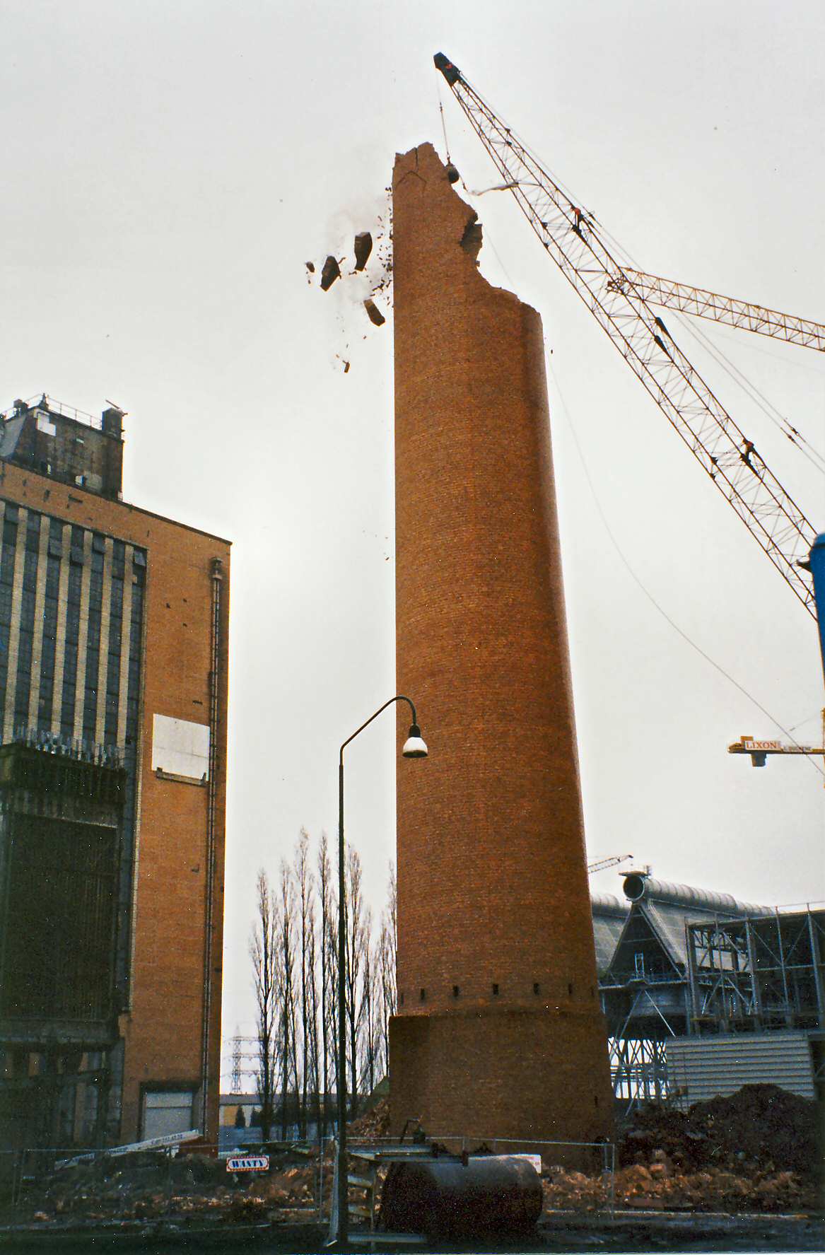 Ancienne centrale de Baudour : dmolition de la chemine.