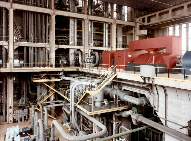 Baudour : Salle des machines cot des rchauffeurs HP. Au fond la chaufferie ( 19-07-1985 ).