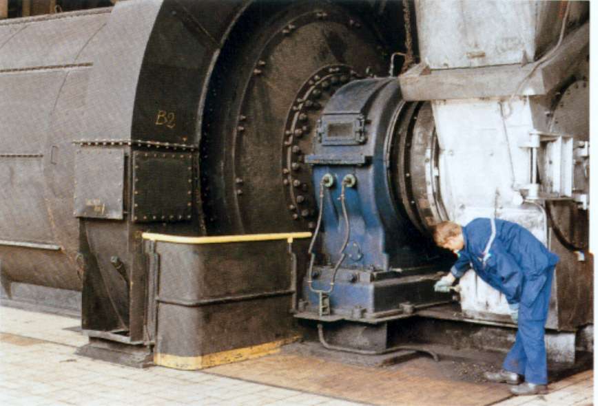 Baudour : Le contrematre de conduite Jean-Paul Bredat contrlant le fonctionnement du broyeur  charbon n2 (dcembre 1993)