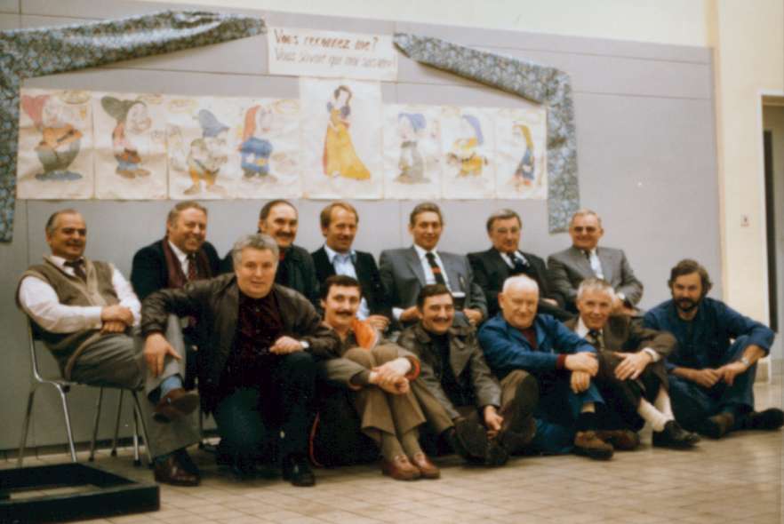 Baudour : Jubil des 25 ans de travail (1983). De haut en bas et de gauche  droite : Antoine Favotto, Jacques Boudard, Pierre Engelbert, Jean Descamps, Paul Georges, Paul Vilain, Oscar Gosselin, Yvo Seghi, Daniel Giloteau, Guy Dubuisson , Jean Detaye, Michel Chales, Louis-Marie Richet. 