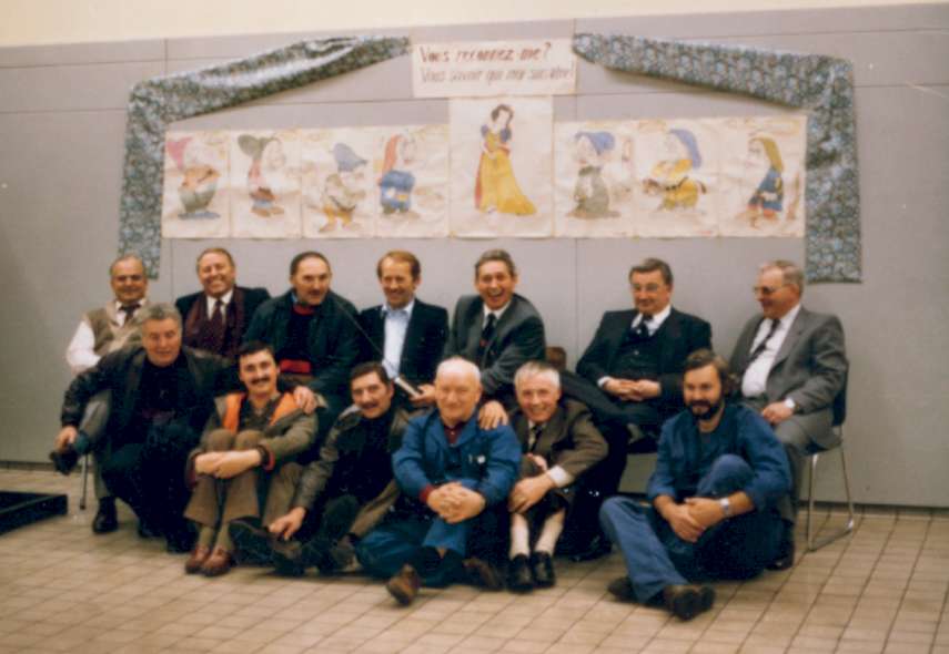 Baudour : Jubil des 25 ans de travail (1983). De haut en bas et de gauche  droite : Antoine Favotto, Jacques Boudard, Pierre Engelbert, Jean Descamps, Paul Georges, Paul Vilain, Oscar Gosselin, Yvo Seghi, Daniel Giloteau, Guy Dubuisson , Jean Detaye, Michel Chales, Louis-Marie Richet. 