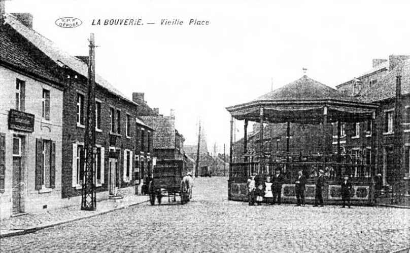 La Bouverie : Vieille Place - Au loin l'glise.