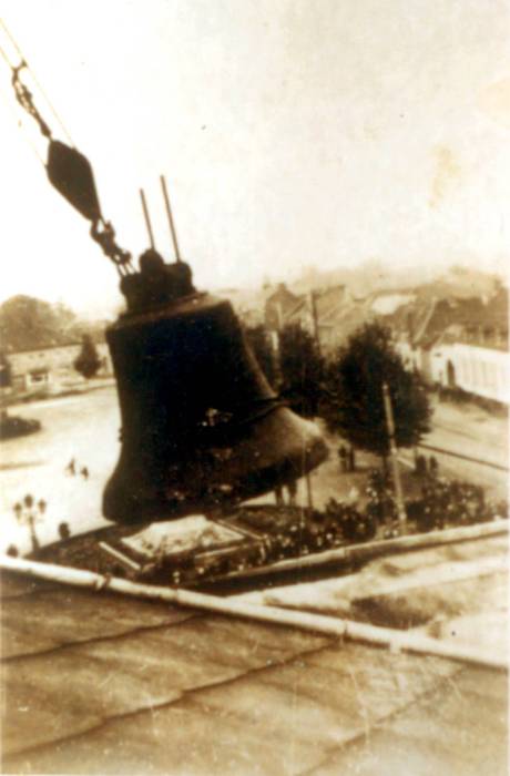 Cuesmes : enlvement des cloches de l'glise Saint-Rmy par les allemands le 1er octobre 1943.