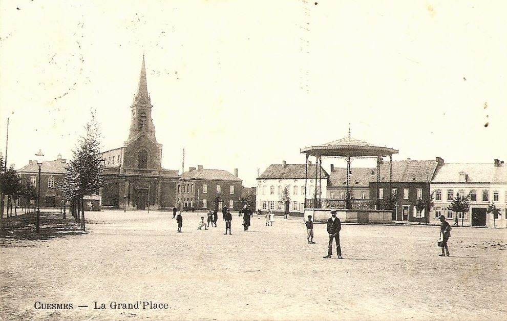 Cuesmes : La Grand' Place avec avec le kiosque et l'Eglise.