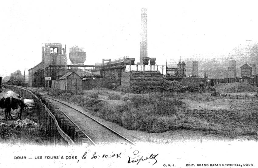 Dour : Les fours  coke de la SA de la Grande Machine  Feu de Dour,  droite le terril de la Grande Machine  Feu ( proximit de la gare de Dour).