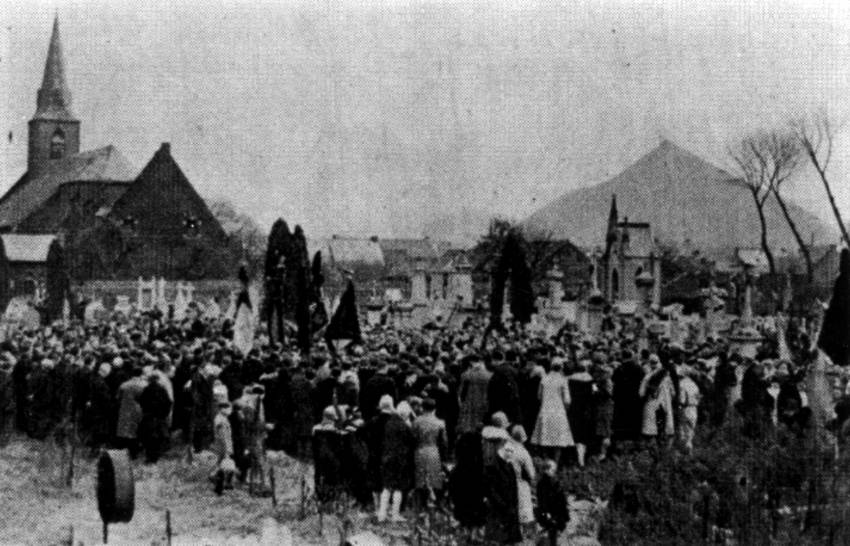 Elouges : Funrailles des Victimes du coup de grisou du 3 avril 1930. A gauche, l'glise d'Elouges-Centre et  droite le terril du puits n4 Grande Veine.