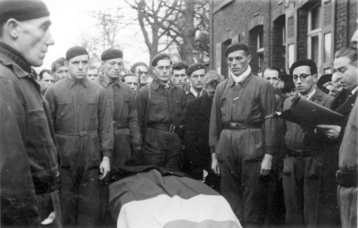 Robert Delcourt rendant un dernier hommage  un rsistant tu pendant la guerre