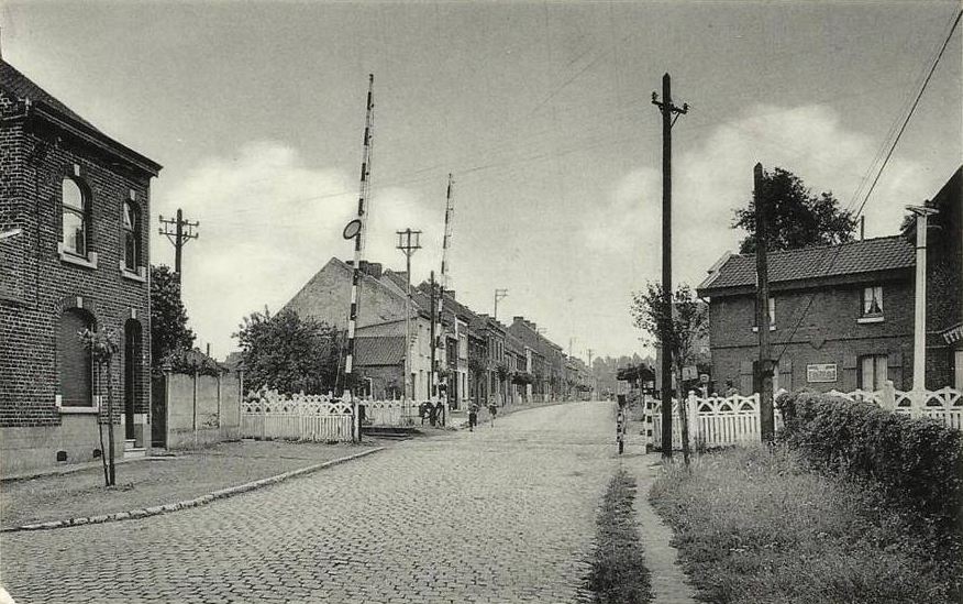 Genly : Point d'arrt passage  niveau, gare (Mons Quvy)