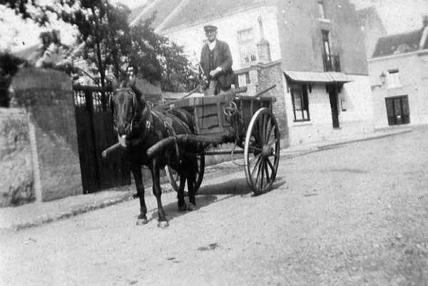 Saint-Ghislain : Magasin situ  l'angle de la rue du Port et de la rue des Prelles, exploit par la famille Persenaire Henri et son pouse Coron Julia.