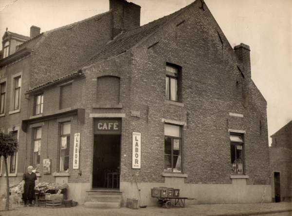 Saint-Ghislain : Magasin situ  l'angle de la rue du Port et de la rue des Prelles, exploit par la famille Persenaire Henri et son pouse Coron Julia.