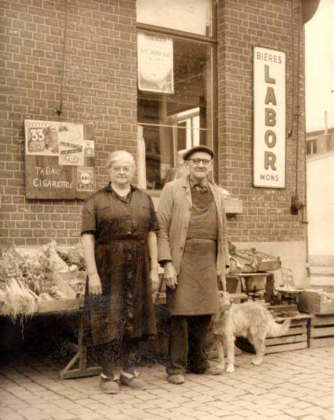 Saint-Ghislain : Magasin situ  l'angle de la rue du Port et de la rue des Prelles, exploit par la famille Persenaire Henri et son pouse Coron Julia.