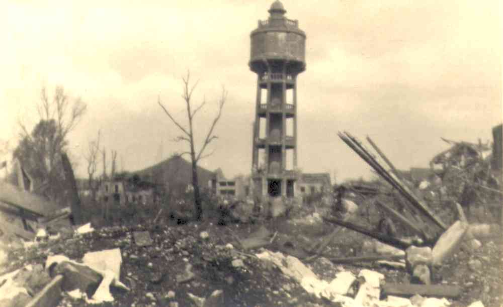 Saint-Ghislain : bombardements du chteau d'eau de la gare.
