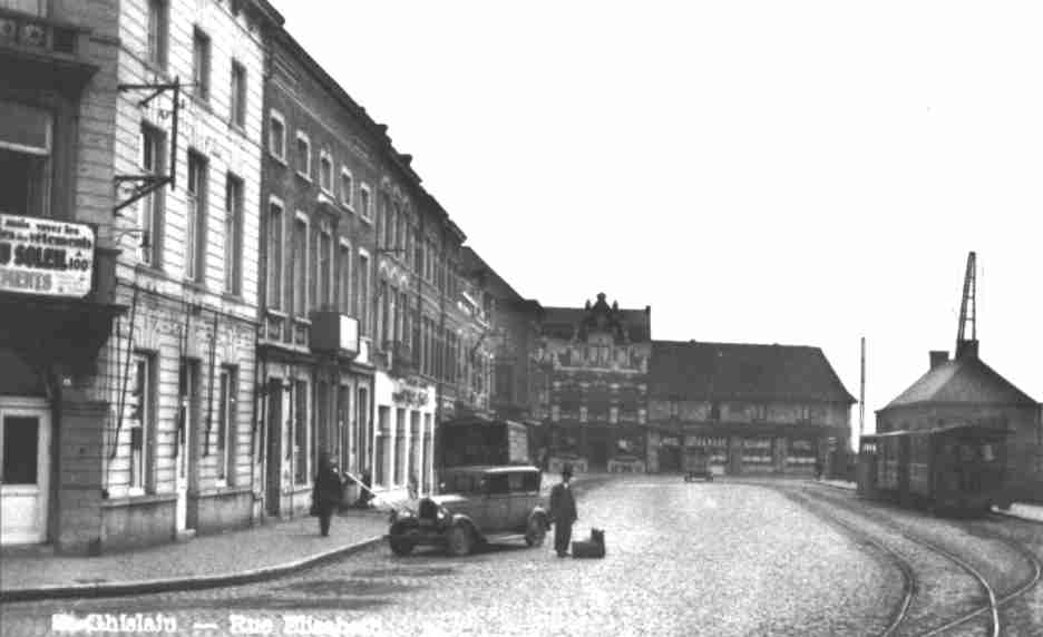 Saint-Ghislain : rue de la Station. Le tram  vapeur se trouve au dpart de la ligne Stambruges et de Lens. A l'arrire-plan, l' htel Le Pigeon d'or et la Maison des huits heures.