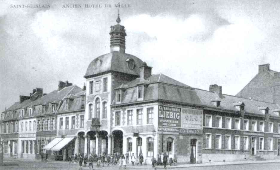 Saint-Ghislain : Sur la gauche de la Grand-Place, l'ancien htel de ville et les halles. Ce btiment en briques et pierres bleues fut rig en 1752.