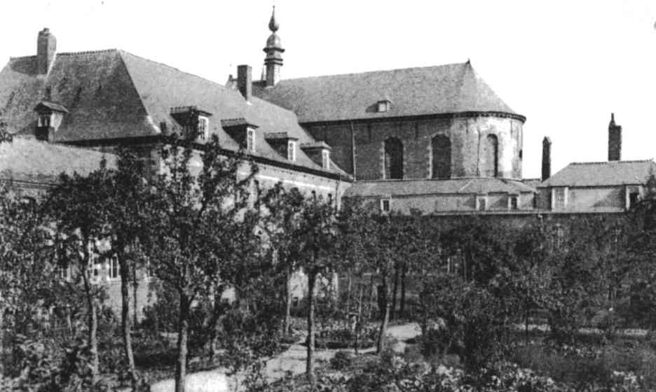 Saint-Ghislain : Couvent  dans lequel des soeurs hospitalires soignaient les malades depuis 1594 grce aux dons de la bourgeoisie. La chapelle qui domine l'ensemble fut bnie en 1729. 