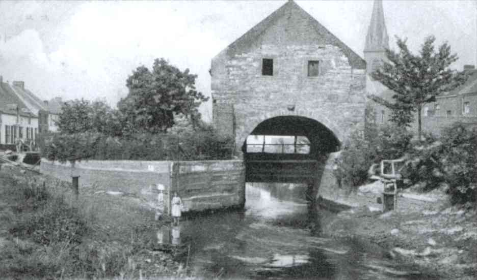 Saint-Ghislain : Vue raproche de La Vanne, la rivire qui serpentait dans la ville connut un trafic intense avec transport de charbon vers Cond, et cela depuis le Moyen Age.