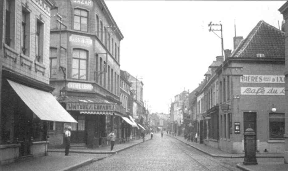 Saint-Ghislain : Bazar Boland, ce magasin tait dj occup en 1892 par la famille Jehanson. Sur cette photo datant entre 1930 et 1940, il est tenu par les poux Pcher-Belette. Sur le coin  droite, aprs la maison de monsieur Debruxelles, le caf du Coin d'Edgard Pierson.