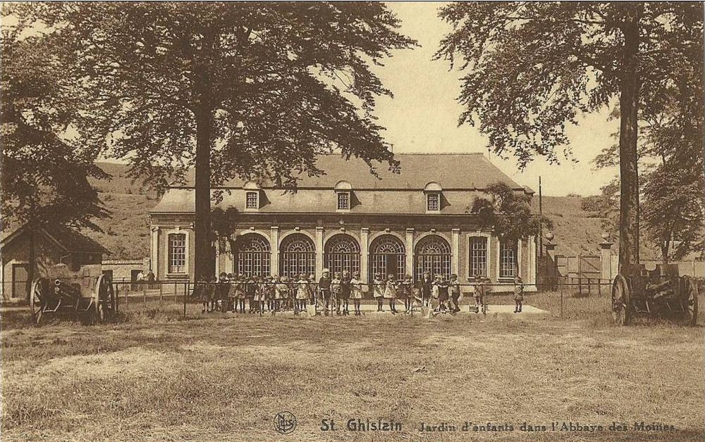 Saint-Ghislain : Jardin d'enfants dans l'Abbaye des Moines. 