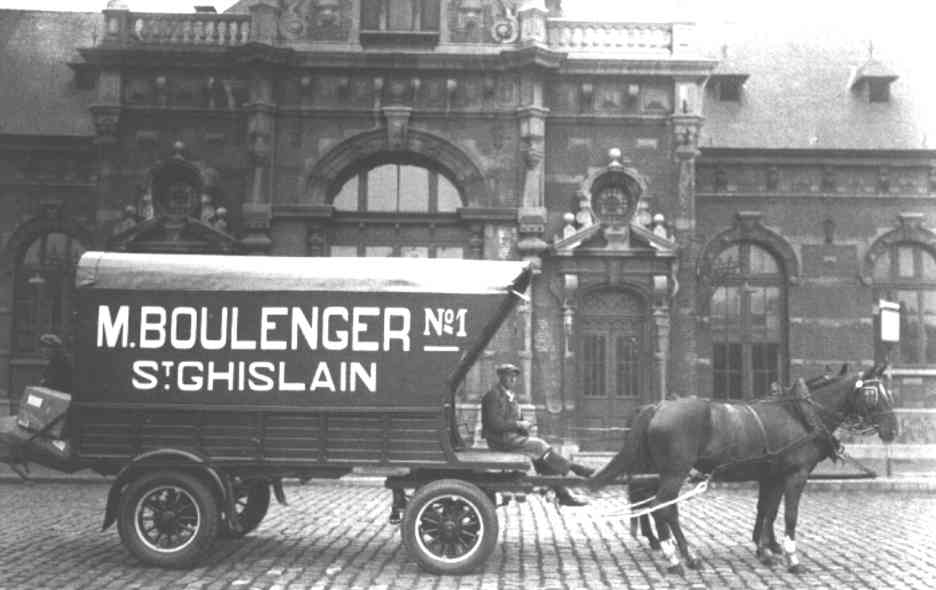 Saint-Ghislain : Devant  la gare en 1936, un camion de 2 tonnes assurant la remise des colis  domicile dans Saint-Ghislain et Hornu.