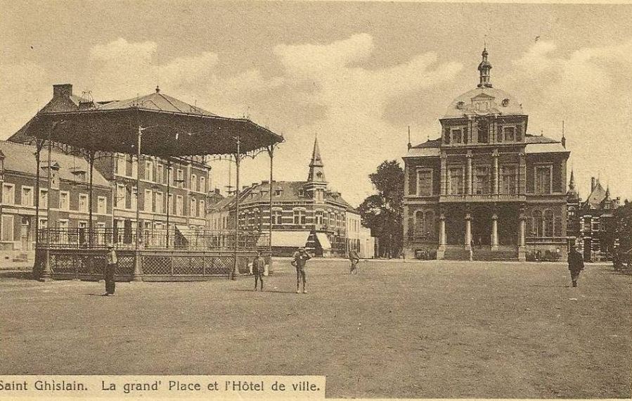 Saint-Ghislain : La grand place et l hotel de ville. 