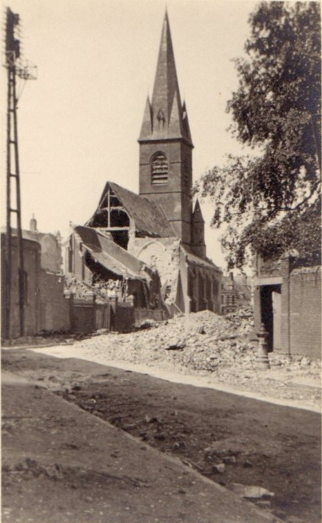 Saint-Ghislain : L'Eglise aprs les bombardements de 1944.