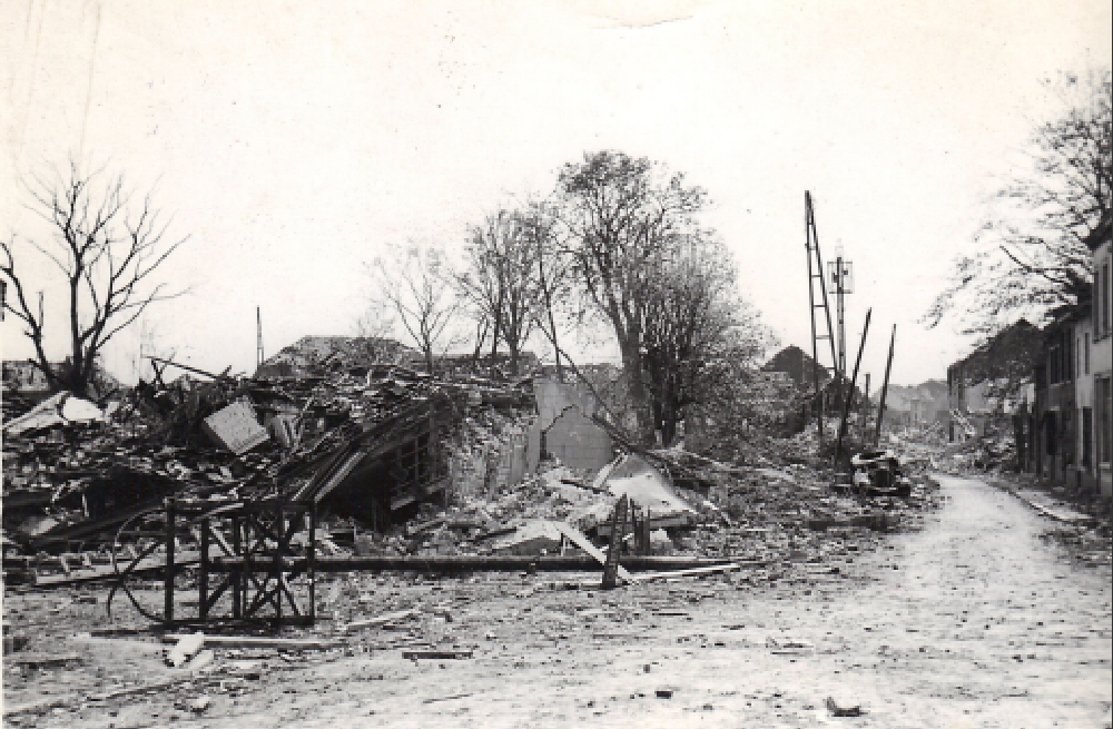 Saint-Ghislain : Vue du pont sur la haine vers le passage  niveau.