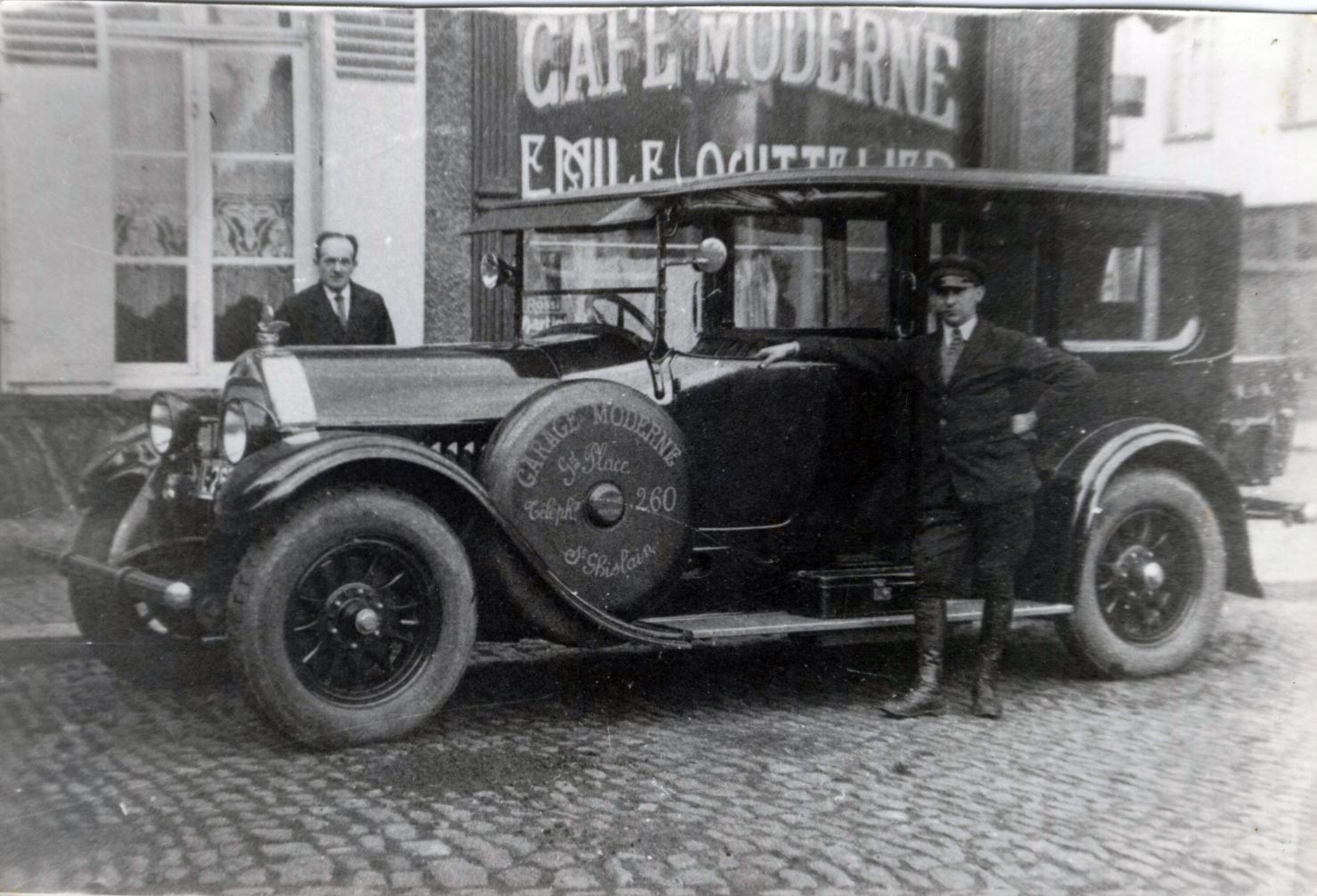 Saint-Ghislain : Ancienne voiture. 