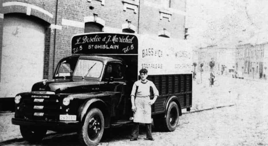 Saint-Ghislain :  Jusles Rorive en 1949 devant son Fargo de couleur bleue assurant le commerce de bire.
