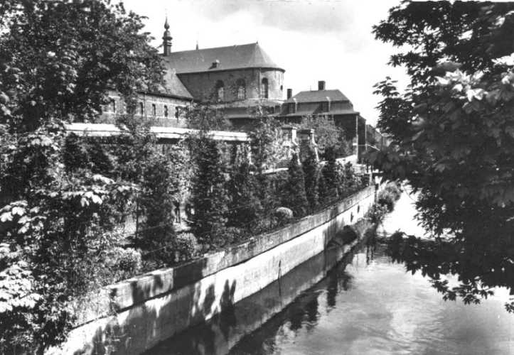 Saint-Ghislain : La Haine passant drrire le couvent.