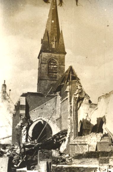 Saint-Ghislain : l"Eglise aprs le bombardement.