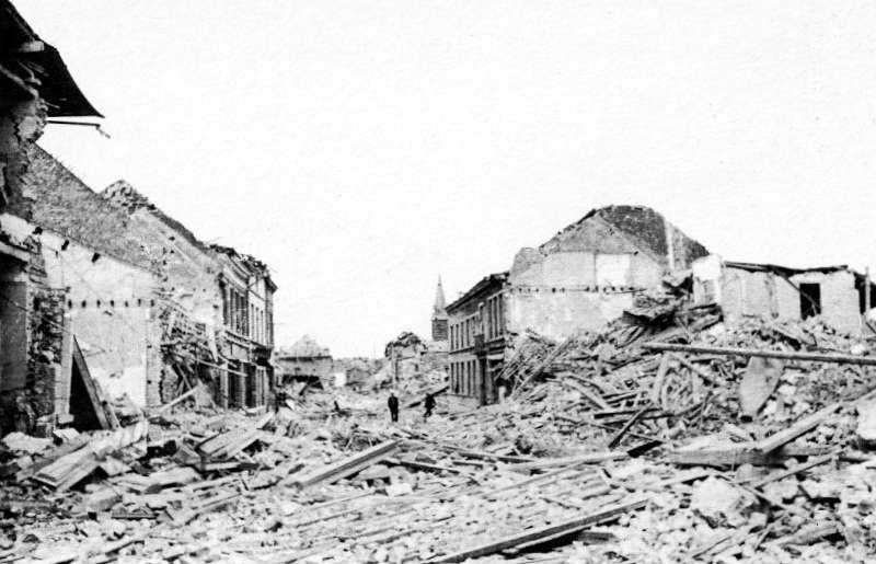 Saint-Ghislain : Grand rue aprs bombardement de mai 1944.