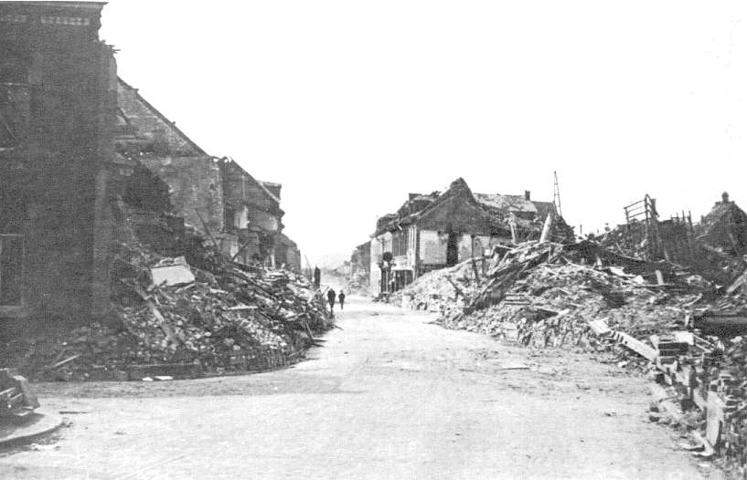 Saint-Ghislain : Grand rue aprs bombardement de mai 1944.