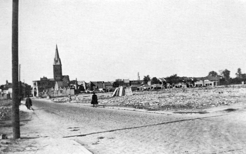 Saint-Ghislain : Grand rue,les ruines ont t enleves.