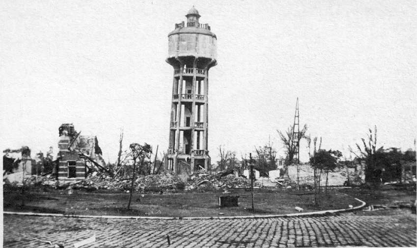 Saint-Ghislain : Place de la gare aprs bombardement.