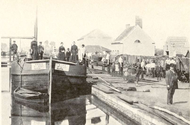 Saint-Ghislain : Dchargement d'un bateau en 1894.