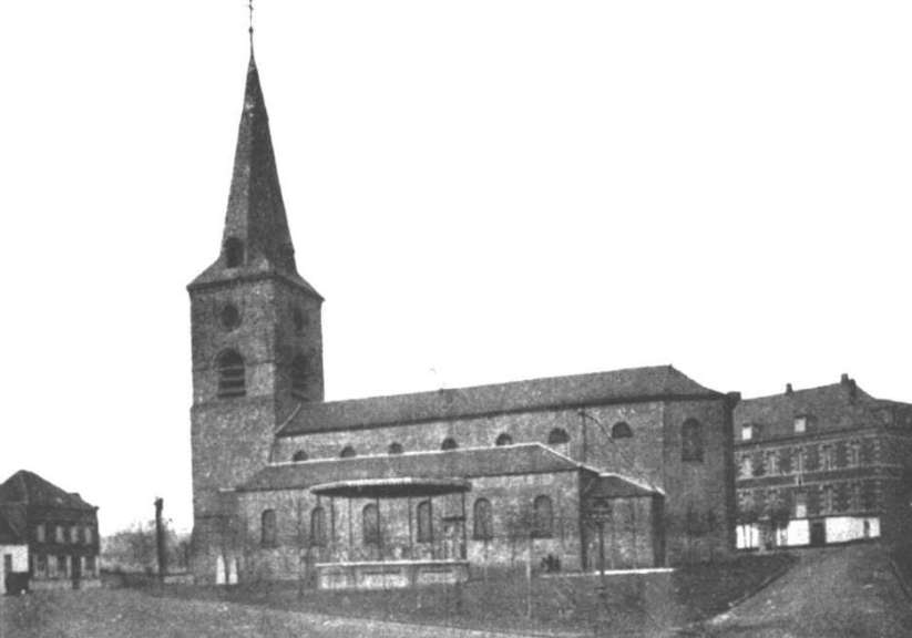 Hautrage : l'glise Saint-Sulpice avant la premire guerre mondiale. Elle fut reconstruite en 1861. A l'arrire, le couvent des soeurs franciscaines. Le kiosque date de 1897.