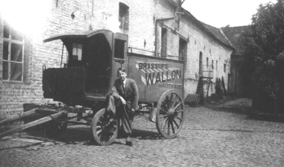 Hautrage : Cour de la brasserie Wallon o un camion hippomobile attend la prochaine livraison. Sur cette photo : Hubert Wallon, petit-fils de Charles qui cessa les activits de la brasserie en 1930.